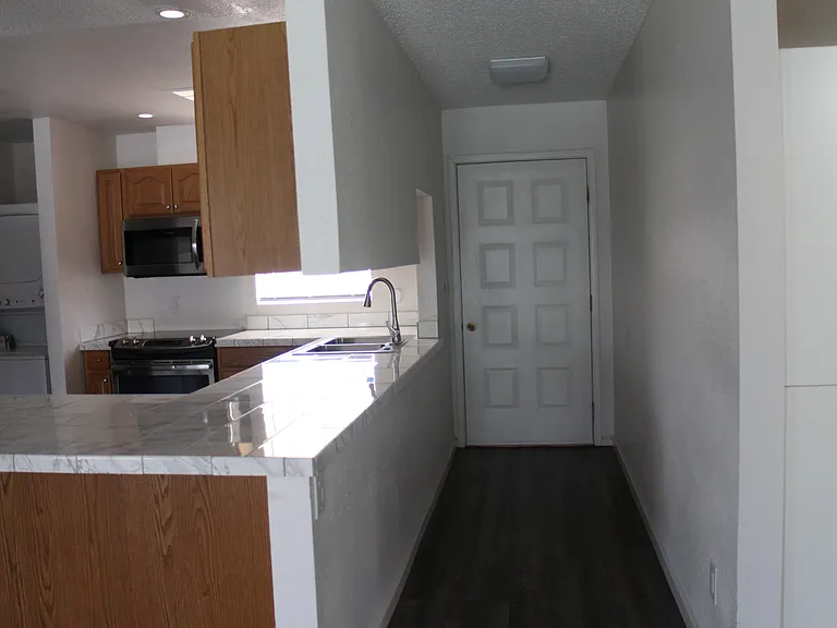 530 N Criss St — Photo 3