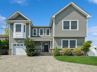 26 Island Pkwy N, Island Park, NY 11558