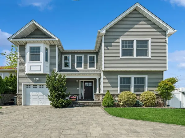 26 Island Parkway N, Island Park, NY 11558