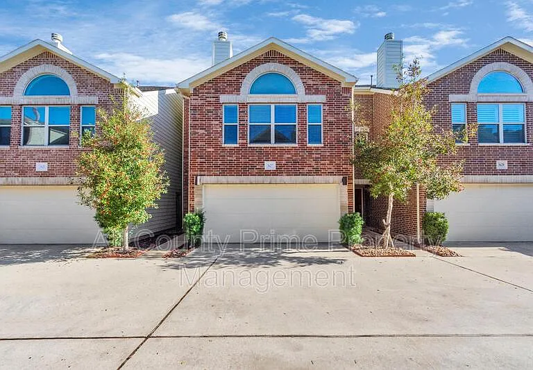 3627 Main Plaza Dr — Photo 1