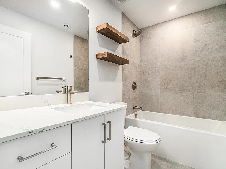 655 Donat St — Photo 9