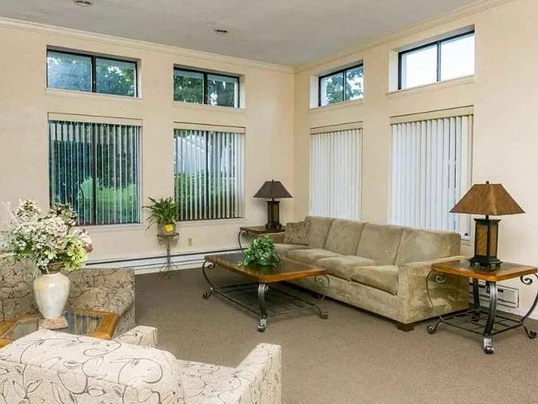 146 Nassau Dr — Photo 4