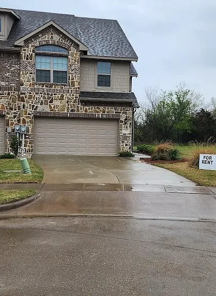 702 Amber Dr — Photo 2