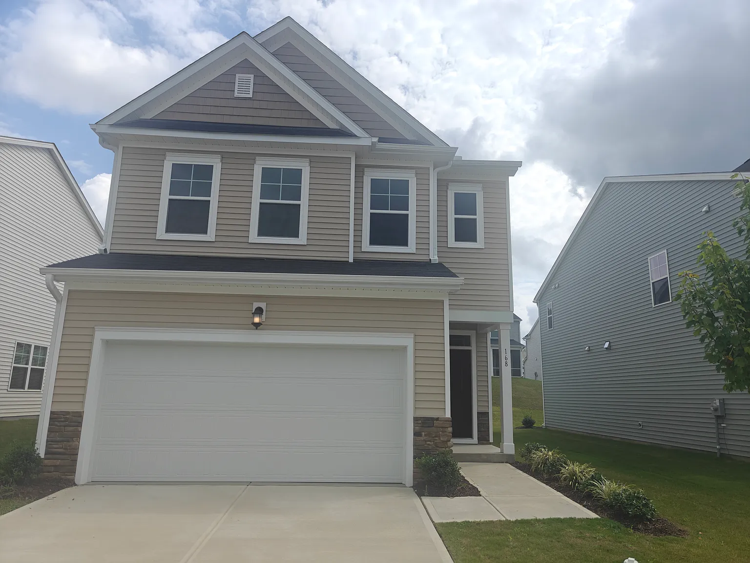 3 bed, 1924 sqft, $1,895 — Photo 1