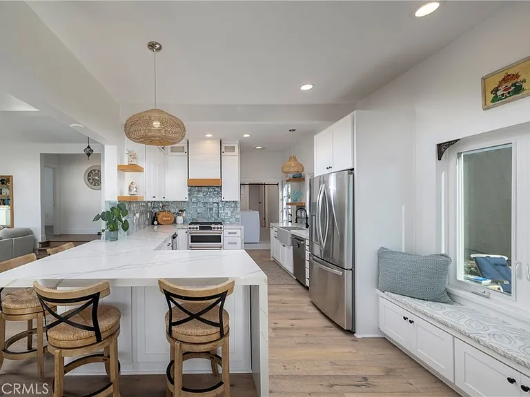 1082 Temple Hills Dr — Photo 15