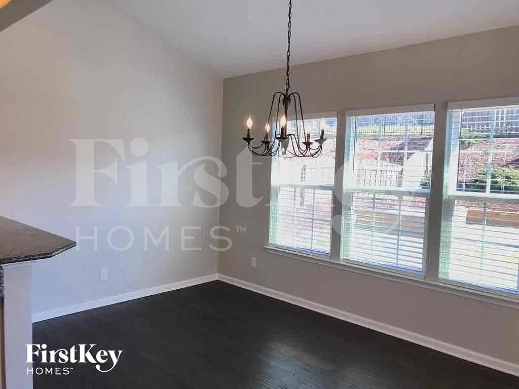 4 bed, 2.5 bath, 2490 sqft, $2,690 — Photo 4