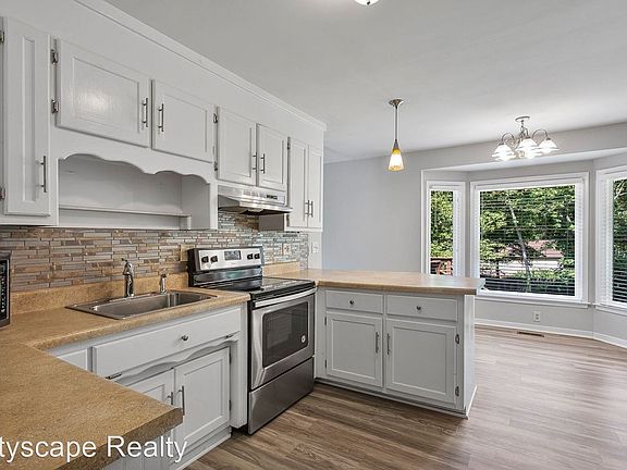 5th image of 3012 Sand Hills Dr