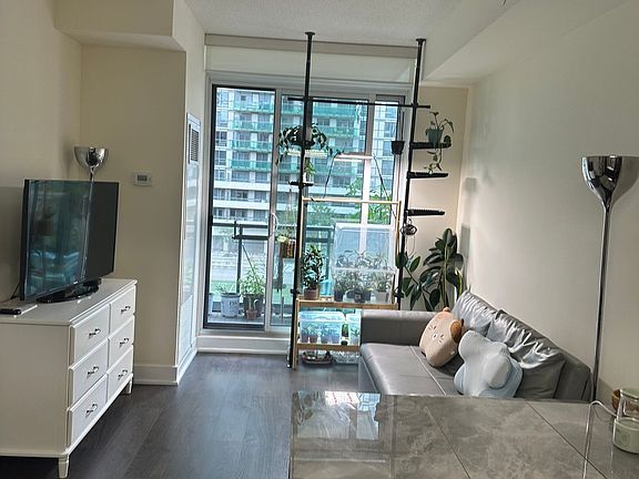 4th image of 30 Roehampton Ave #417