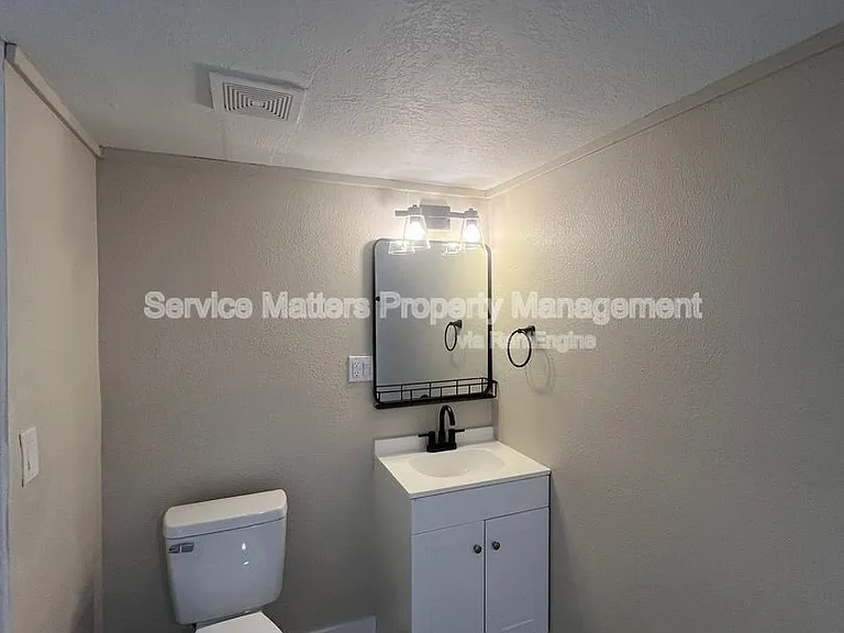 1319 W Jackson St — Photo 15
