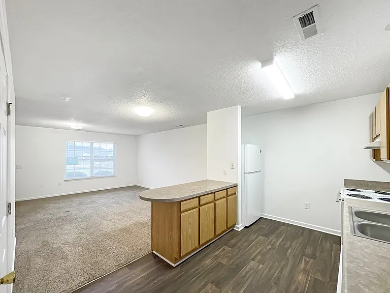 Amesbury Apartments — Photo 15