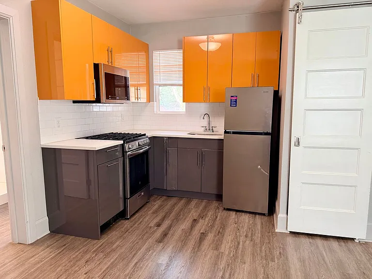 814 Columbia St — Photo 13