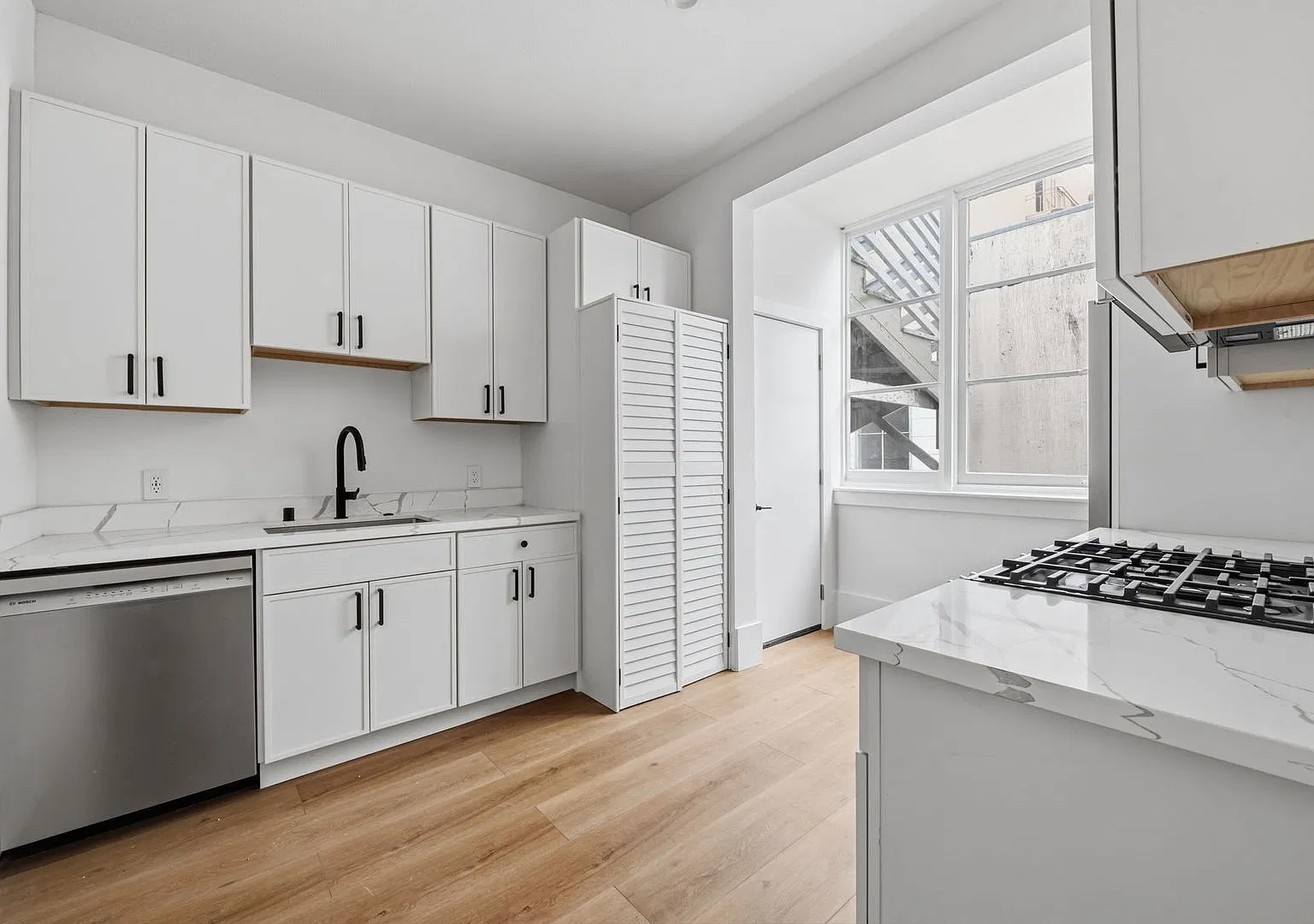 1BD/1BA with In-Unit Laundry in Pacific Heights — Photo 2