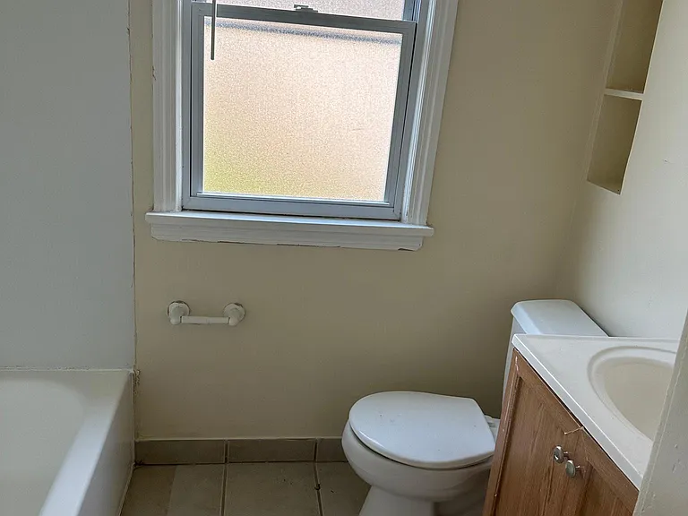 Full bath in the first floor