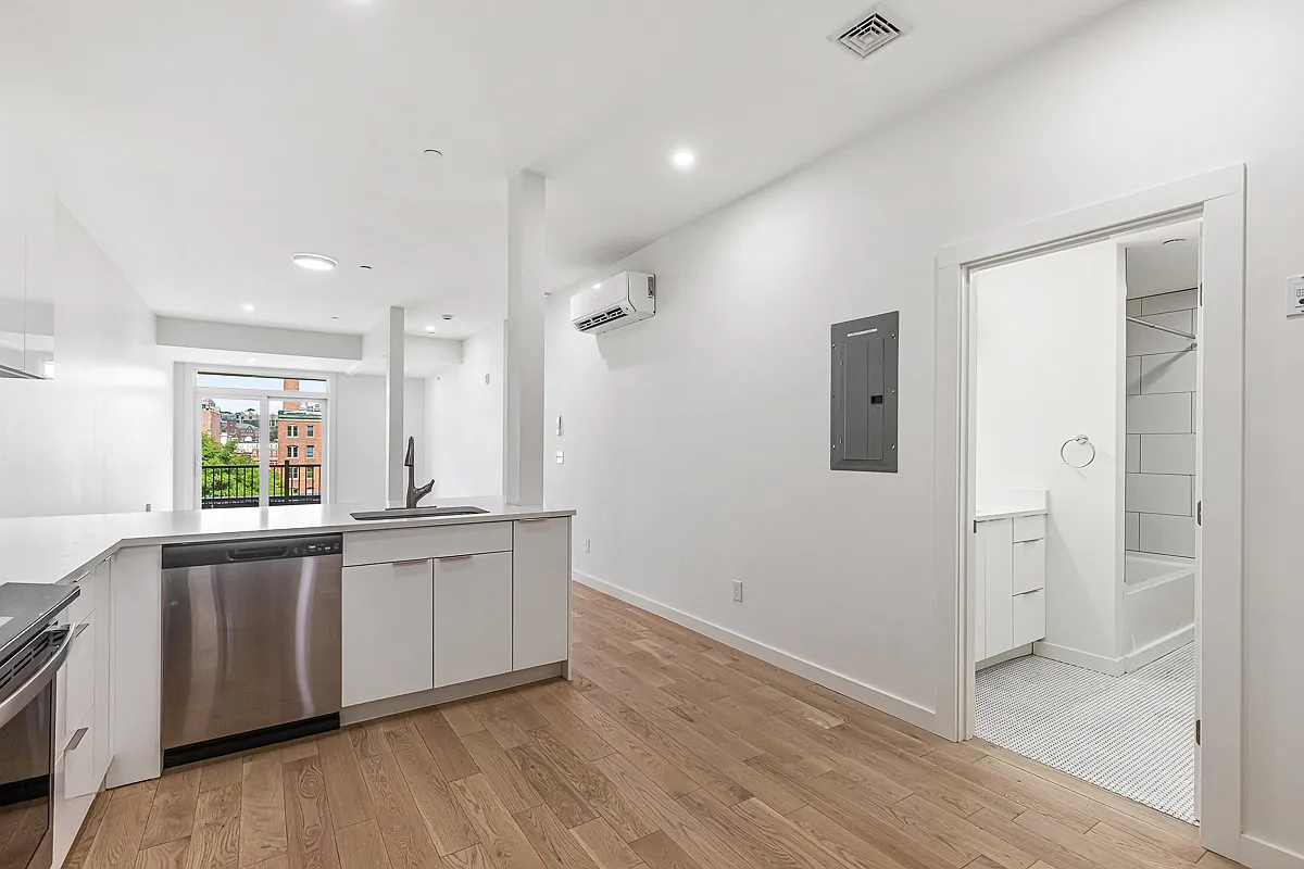 2 bed, 830 sqft, $2,595 — Photo 3