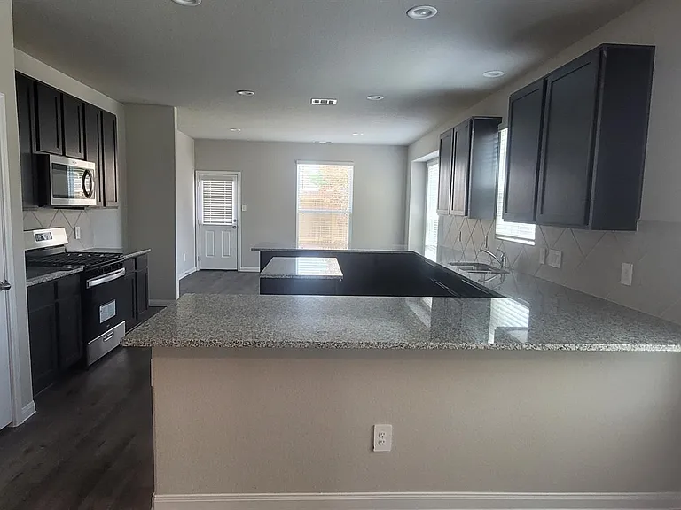 2934 Lawrence Park Ct — Photo 4