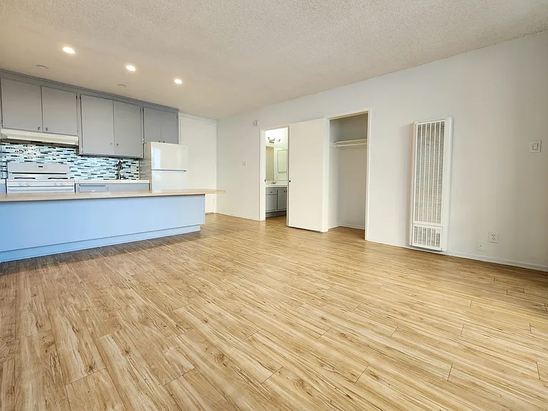 1447 S Saltair Ave #208 — Photo 14