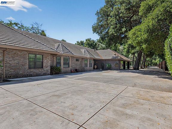 2nd image of 227 Kilkare Rd