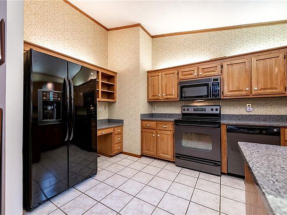 3rd image of 2 Scarborough Ln