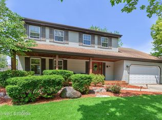 2 N Cambridge Dr, Geneva, IL 60134