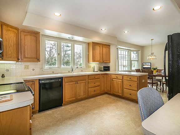 421 Dorset Rd Kitchen-