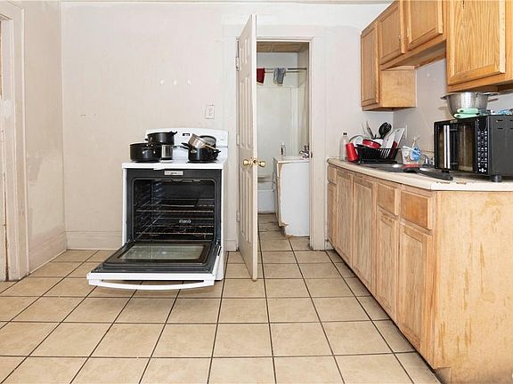2nd image of 525 Tallman St #525