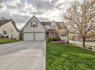 670 Hillside Ct, Lansing, KS 66043