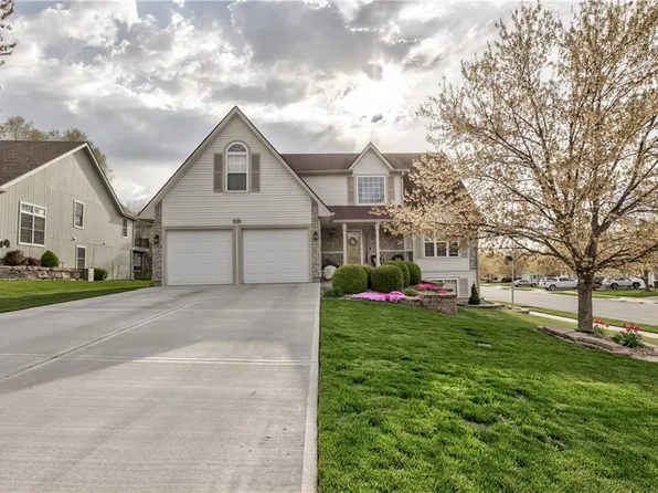 670 Hillside Ct, Lansing, KS 66043