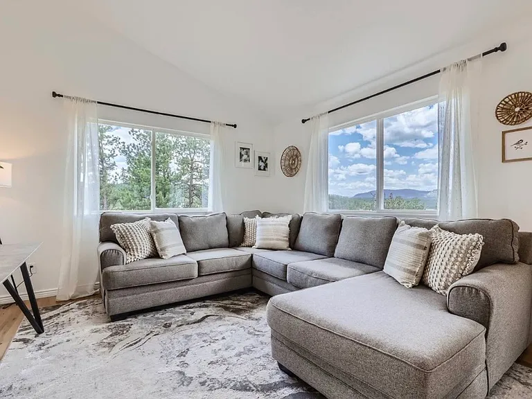 134 Hillside Dr — Photo 3