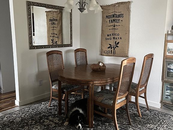 dining room (in kitchen)