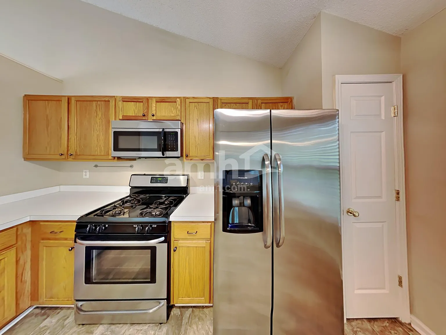 4 bed, 3.0 bath, 2500 sqft, $2,570 — Photo 3