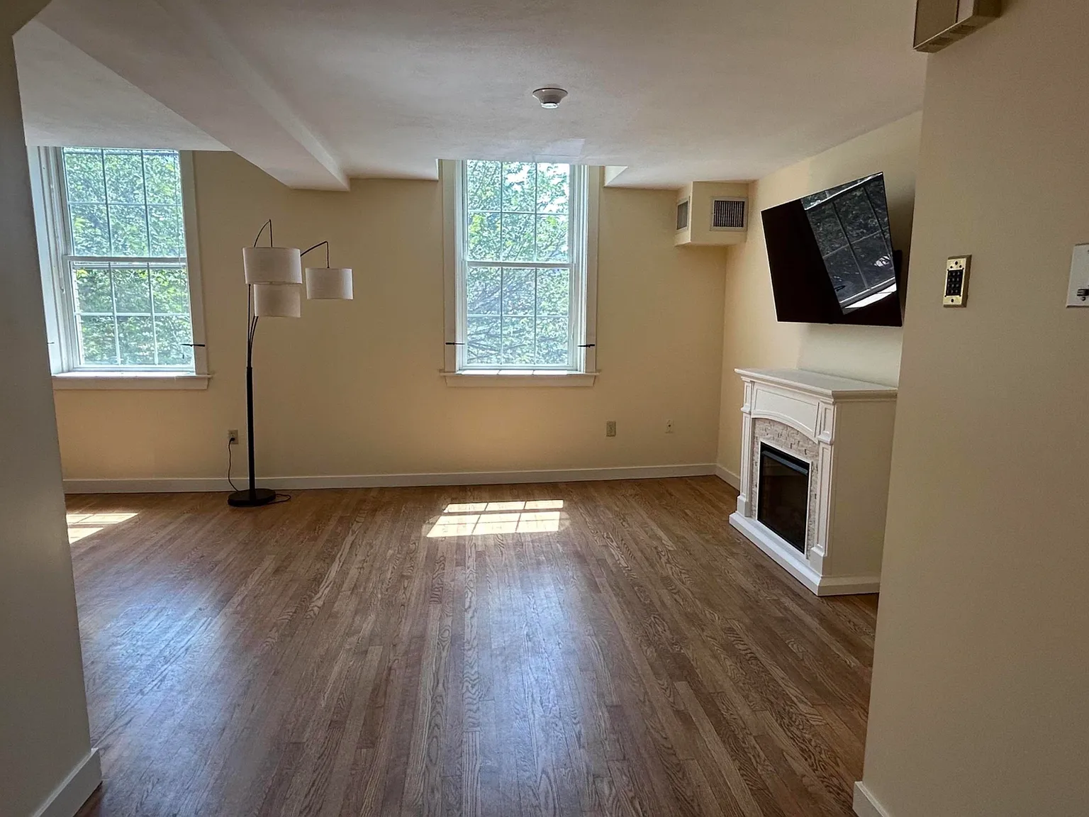 2 bed, 1.5 bath, 1213 sqft, $3,350 — Photo 2