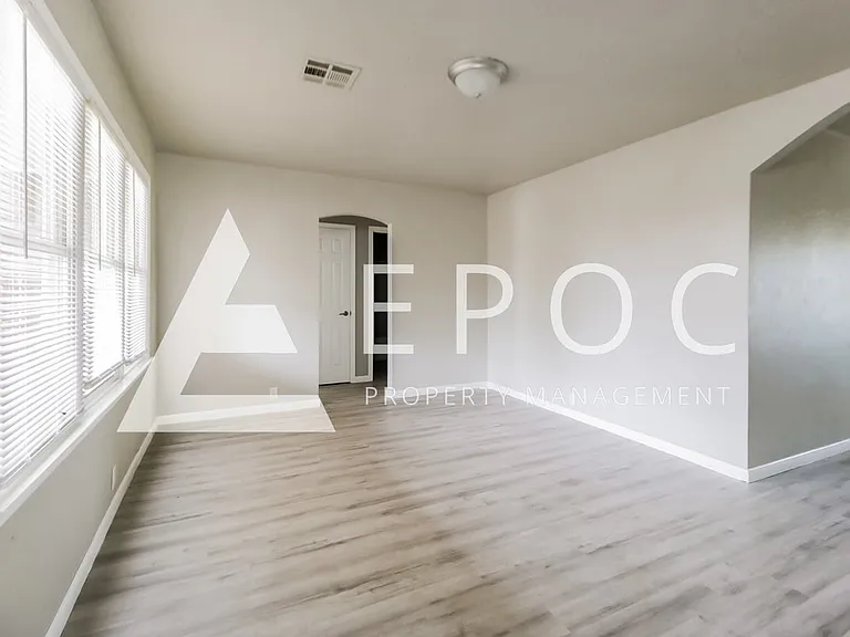 104 Pine Ave — Photo 5
