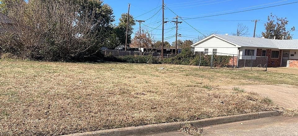 2nd image of 1115 Hampton Dr #19