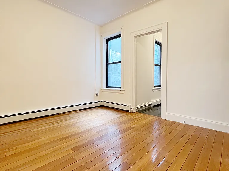 1704 Gates Ave #2R — Photo 2