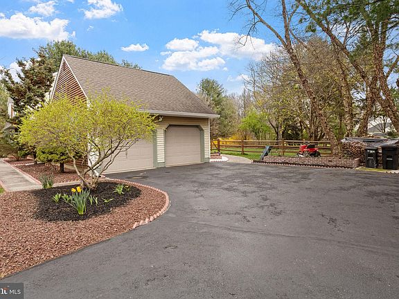 3rd image of 4 Foxboro Ct