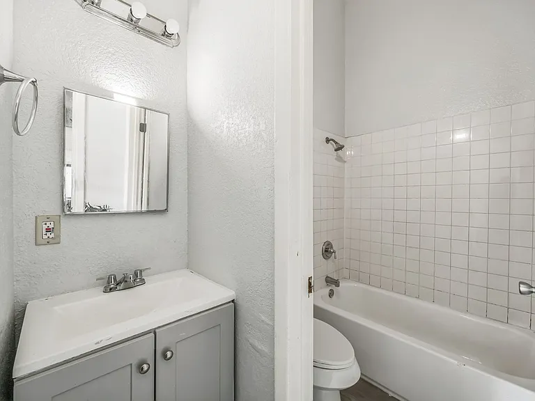 1007 W Saint Charles St #6 — Photo 8