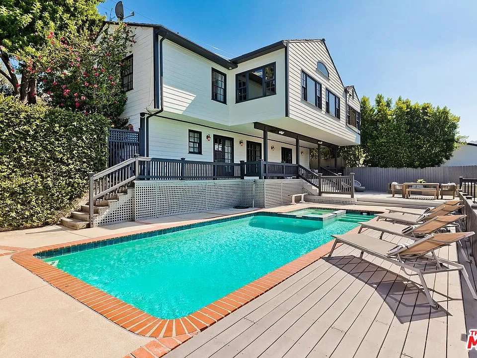 3983 Sunswept Dr