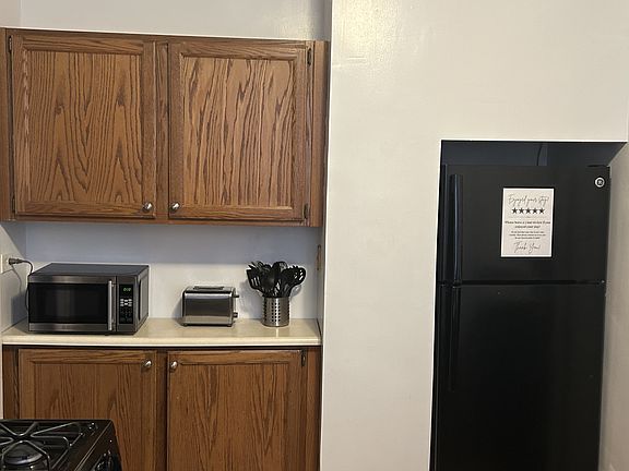 4th image of 1911 W Larchmont Ave APT 2A