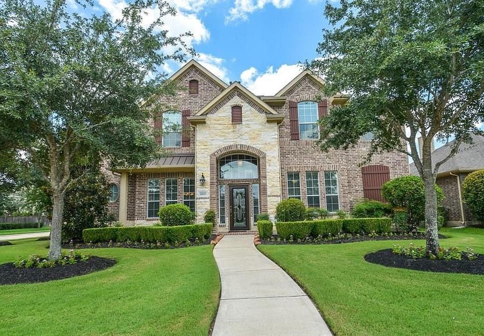 Beautiful curb appeal!