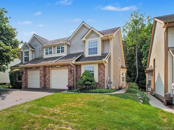 896 Whisperwood Trl, Fenton, MI 48430