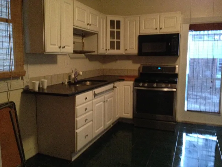 3207 Parkwood Ave #WHOLE HOUSE — Photo 8