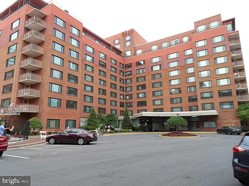 1011 Arlington Blvd Photo 1