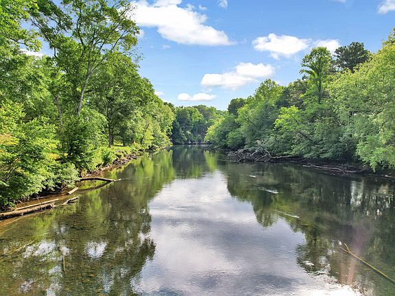 4th image of 176 Rivers Edge Ln
