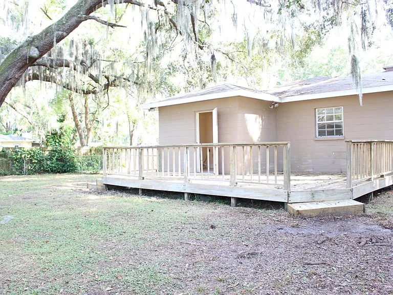 1103 N Bracewell Dr — Photo 2