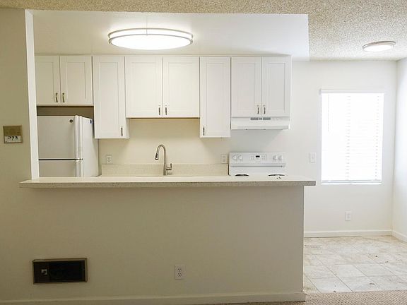Kitchen / Dining Area