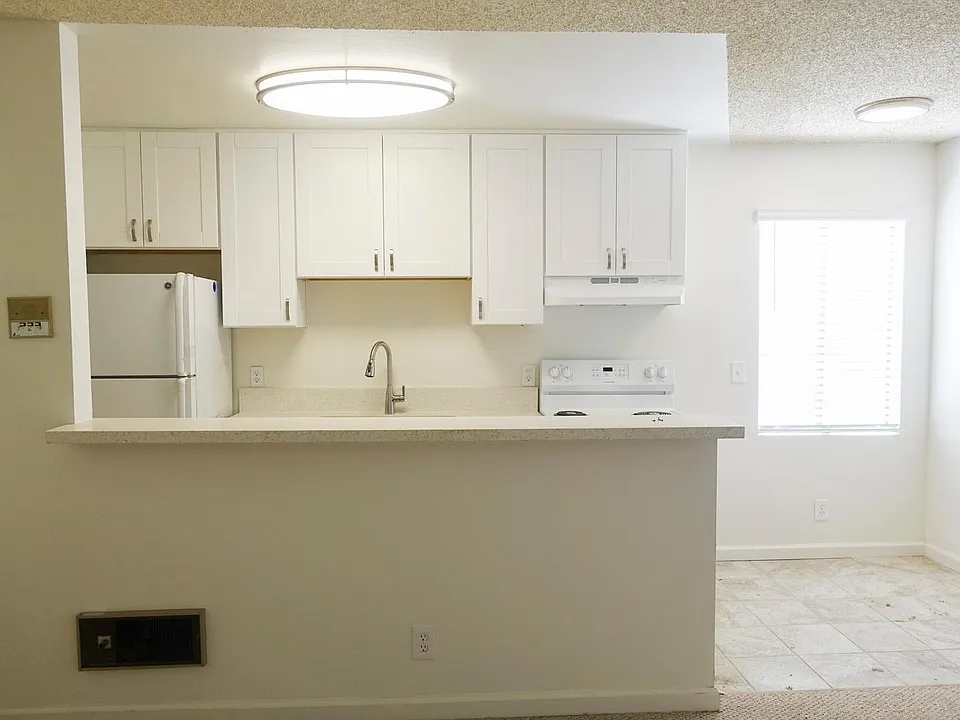 Kitchen / Dining Area