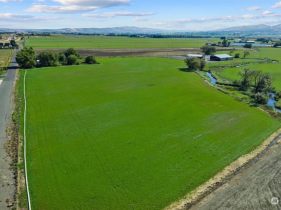 Parcel is at the corner of Canyon Rd/SR821 and Berry Rd.>