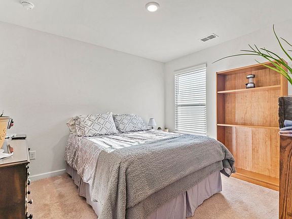 5th image of 323 Woodcross Court