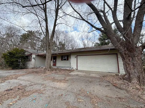 3030 N Hickory Ridge Rd, Highland, MI 48357