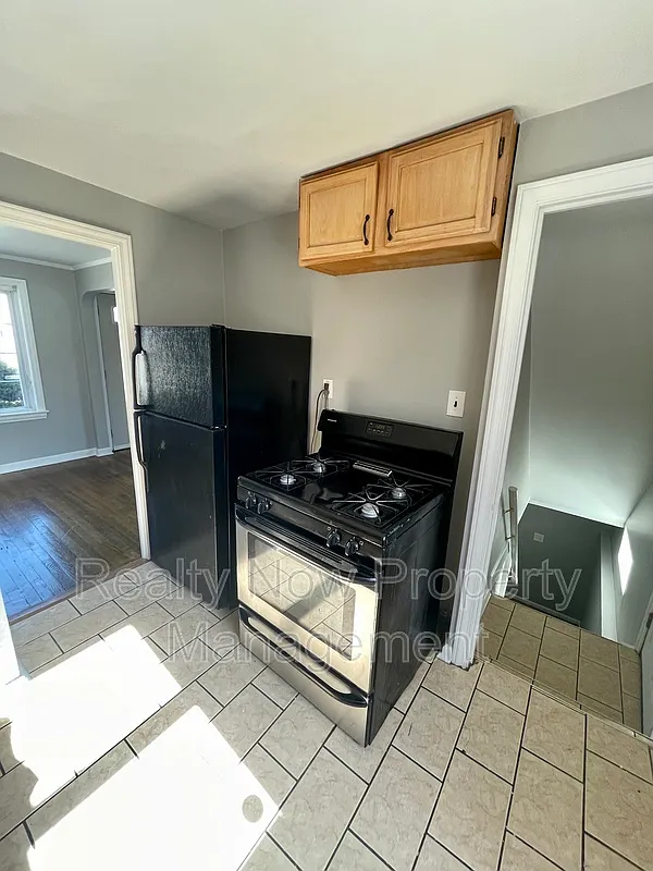 18604 Waterbury Ave photo 1
